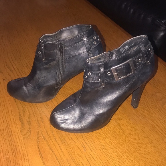 2/14$!Sz8 Black low cut high heel booties w/buckle & rivet detailing @cuff EUC - Picture 6 of 6